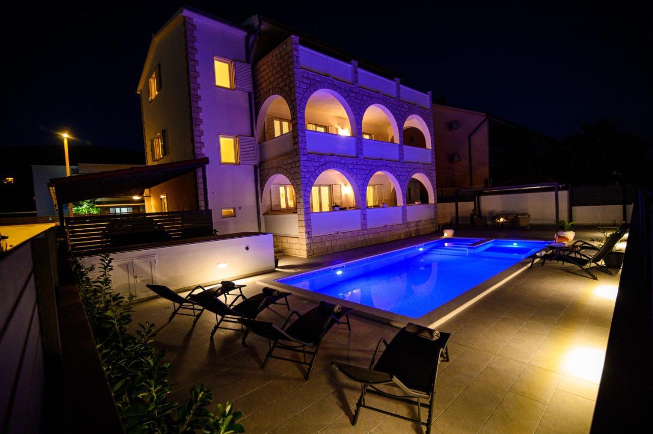 Villa Relax - Beautiful Apartment With Heated Saltwater Pool & Jacuzzi Kaštela Exterior foto