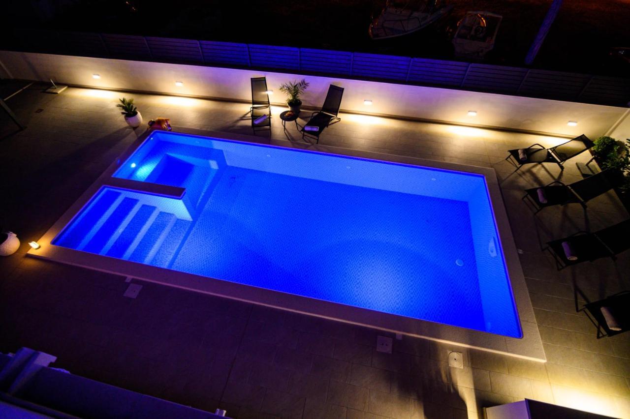 Villa Relax - Beautiful Apartment With Heated Saltwater Pool & Jacuzzi Kaštela Exterior foto